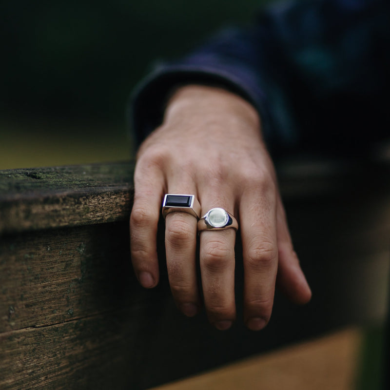 Model draagt zilveren zegelring en een ring met Zwarte Onyx